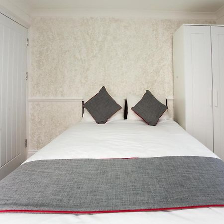 Oyo Brunel Hotel Аксбридж Экстерьер фото